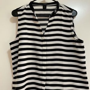 Ann Taylor Sleeveless Top. Petite Large